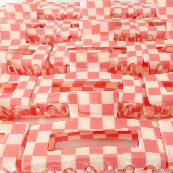 πHPπ Coral Pink & Cream Abstract Wavy Checkered Claw Hair Clip - Picture 6 of 7